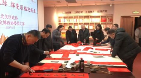 中大視界文化傳媒產(chǎn)業(yè)（北京）有限公司董事會(huì)主席、中研文化藝術(shù)工作委員會(huì)主席林臏在中國(guó)文字博物館義寫(xiě)春聯(lián)送祝?；顒?dòng)接受安陽(yáng)電視臺(tái)記者采訪(fǎng)